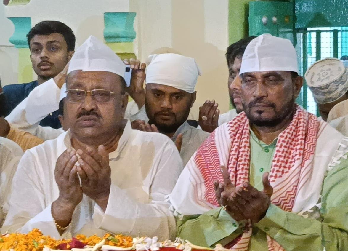 पूर्व मंत्री श्याम रजक ने जदयू कार्यकर्ताओं के साथ पीर मुजीबुल्लाह रहमतुल्लाह अलैह के मजार पर की चादरपोशी